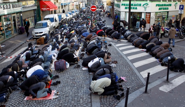 Musulmans-de-Paris-une-caserne-pour-prier