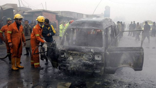 un-vehicule-incendie-apres-un-attentat-suicide-a-la-peripherie-de-peshawar-le-19-janvier-2016-au-pakistan_5499903